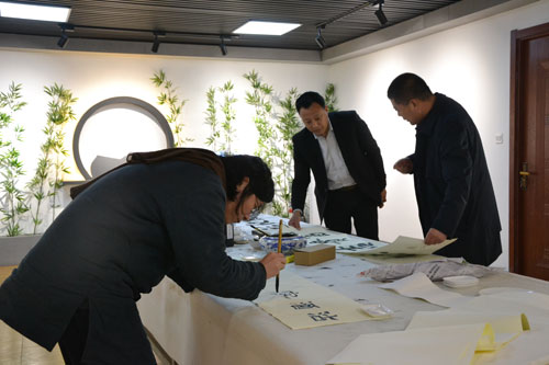 诗人书画家杜振彬、刘明杰走进临沂砚池畔酒业挥毫泼墨迎新年
