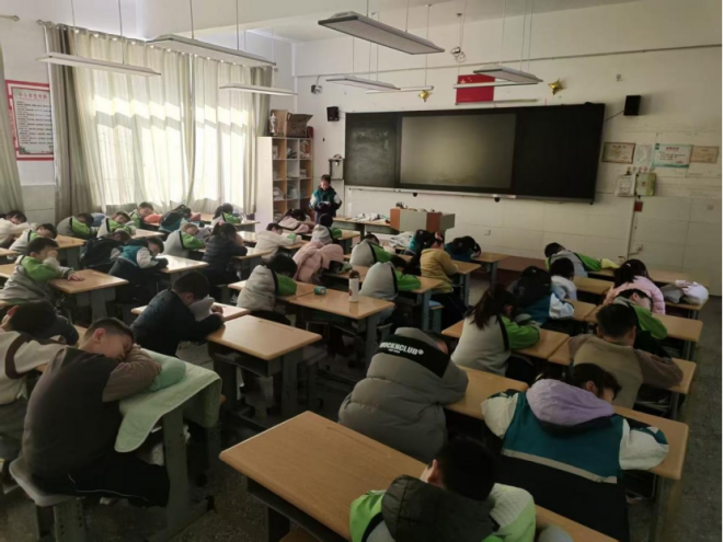 课桌旁的午休，藏着童年的温柔591_副本.png